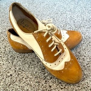 Comfy Born Oxford wing tip dress shoes. White and tan.